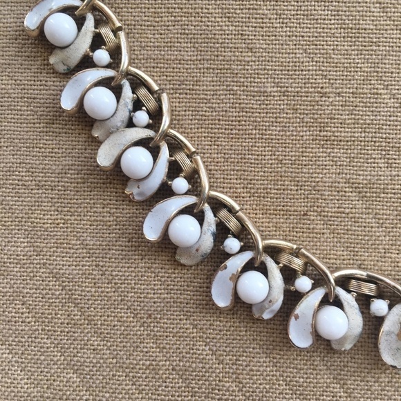 Vintage white Enamel Gold Tone Metal Necklace - Picture 2 of 5
